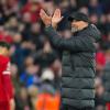 Liverpools Trainer Jürgen Klopp applaudiert nach einem Spiel den Liverpool-Fans.