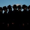 Ultraorthodoxe jüdische Männer beten während einer Zeremonie in Netanya. Israels Regierung steht unter Druck, die Befreiung der ultraorthodoxen Gemeinschaft vom Wehrdienst zu beenden.