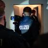 Bundespolizisten gehen bei einer Razzia gegen Schleuser in eine Wohnung.