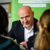 Kai Wegner (CDU), Regierender Bürgermeister von Berlin, spricht im Rahmen einer „Berufe-Stunde“ mit Schülerinnen und Schülern über seinen Beruf.