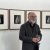 Der Künstler Jürgen Knubben besucht den Fotodiskurs im Pavillon am Berghof in Göggingen. Im Hintergrund sind Fotoarbeiten von Ingar Krauss zu sehen.