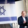 Kai Wegner (CDU), Regierender Bürgermeister von Berlin, spricht auf einer Solidaritätsdemo für Israel auf dem Pariser Platz am Brandenburger Tor.