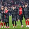 Freiburgs Kiliann Sildillia, Ritsu Doan, Roland Sallai, Junior Adamu, Christian Günter und Torwart Noah Atubolu (l-r) feiern den Sieg mit den Fans.