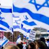 Menschen demonstrieren in Berlin mit Israelischen Fahnen gegen Antisemitismus und für Solidarität mit Israel.