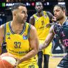 Berlins Johannes Thiemann (l) kämpft gegen Savion Flagg von Telekom Baskets Bonn um den Ball.