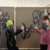 Die Wände am Fahrradstellplatz der Grundschule Ichenhausen werden mit Graffiti-Kunstwerken verschönert. Unter Anleitung von Max Welz (links) vom Verein Die Bunten lernen die Kinder und Jugendlichen das Sprühen. 