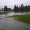 Der Sportplatz in Mittelneufnach ist überflutet.