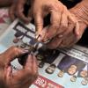 Wählerinnen und Wählern, die ihre Stimme abgegeben haben, wird der Finger mit Farbe markiert. Ergebnisse der Parlamentswahl in Indien soll es am 4. Juni geben.