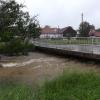 Zu einem reißenden Fluss hat sich die Neufnach an der Brücke in Reichertshofen verwandelt.