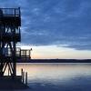 Im Sonnenaufgang steht der hölzerne Sprungturm des Strandbades am Ammersee.
