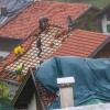Zerstörte Dächer in der oberbayerischen Gemeinde Bad Bayersoien nach dem Hagelsturm am 26. August.