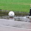 Fußball oder Wasserball? Schwer zu unterscheiden bei dem Dauerregen am ersten Juni-Wochenende.