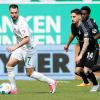 Thomas Sommer, Niko Gießelmann (SpVgg Greuther Füerth, 17) im Laufduell mit Ludovit Reis (Hamburger SV, 14).