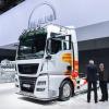 Aktionäre schauen sich am 10.05.2017 im Rahmen der Hauptversammlung der Volkswagen AG auf dem Messegelände der Deutsche Messe AG in Hannover (Niedersachsen) einen MAN LKW TGX 18.640 FLS 4x2 Lkw an.