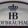 Das Logo des Wirtshaus Hofbräuhaus ist über den Eingang zu lesen.