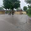 Am Samstag gegen 14.20 Uhr sprudelt das Wasser durch die Tore des Aichacher Freibads Richtung Franz-Beck-Straße.