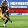 Der Nürnberger Jan Gyamerah erzielt per Strafstoß den Treffer zum 2:0.