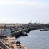 Blick auf einen beschädigten Hafen in Gaza-Stadt. Der Hafen von Gaza-Stadt ist kaputt und zu flach für große Schiffe. Doch die USA und andere wollen nun für eine begrenzte Zeit einen neuen Hafen einrichten.