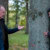 Jakob Stiller (Ulrich Noethen, l) entdeckt Remy Luger (Christoph Bach) in seinem Garten.