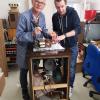 Boris Engelmeier aus Friedberg und Andreas Meier aus Thierhaupten sind beide ehrenamtliche Mitarbeiter beim Radio- und Telefonmuseum Wertingen. Sie haben in 100 Stunden dieses technische Wunderding von 1958 – den SABA Telerama – auseinandergenommen, repariert, gereinigt und wieder zum Laufen gebracht.