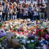 Bei einer Kundgebung unter dem Motto "Mannheim hält zusammen", die anlässlich einer Messerattacke stattfindet bei der ein Polizist getötet wurde, liegen Blumen in der unmittelbaren Nähe des Tatorts.