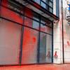 Die Fassade vom Willy-Brandt-Haus ist nach einem Farbanschlag mit roter Farbe beschmiert.