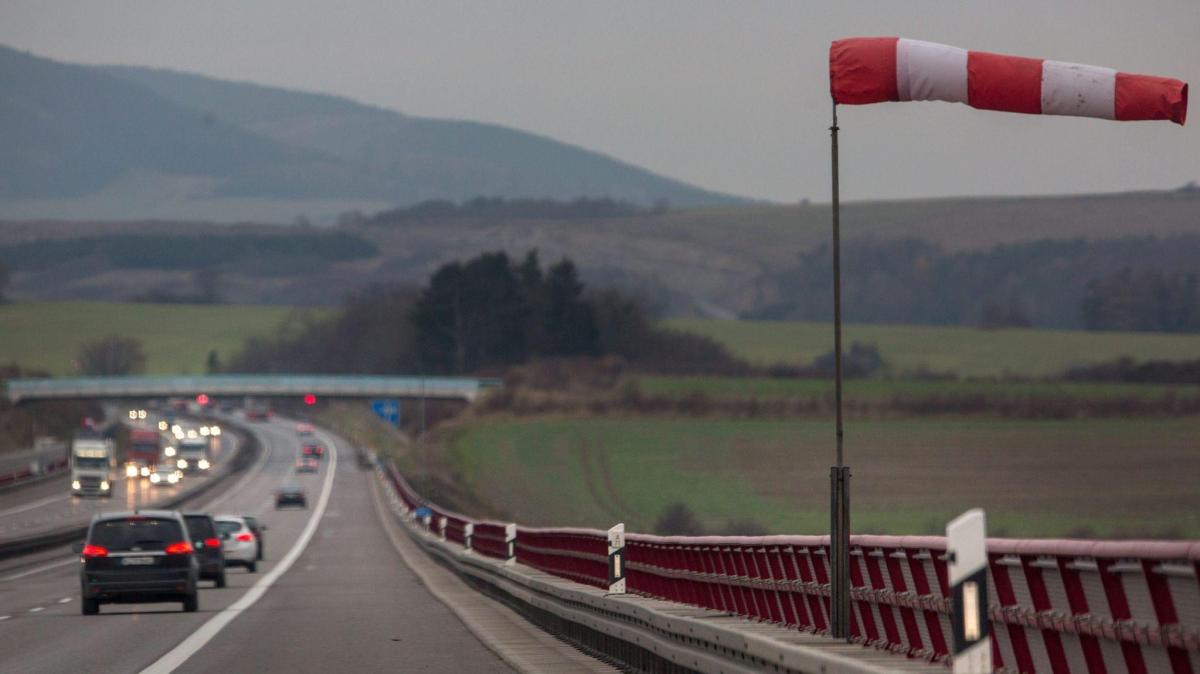 wetterdienst-warnt-am-donnerstag-in-ganz-bayern-vor-sturm-der-stufe-zwei