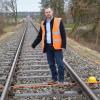 BRB-Betriebsleiter Manuel Vorbach hat sich den Bahndamm, der derzeit gesperrt ist, angeschaut. Zwischen Weilheim und Peißenberg fahren bis April keine Züge. 