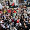 Menschen nehmen an der Propalästinensische Demonstration "Palestine will be free" teil.