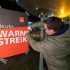 Streikende hängen Plakate mit der Aufschrift «Warnstreik» bei der Lufthansa Technik auf. Mit erneuten Warnstreiks gleich mehrerer Berufsgruppen legt die Gewerkschaft Verdi am Donnerstag und Freitag wichtige Teile des deutschen Luftverkehrs lahm.