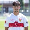 VfB Stuttgarts Laurin Ulrich beim offiziellen Fototermin.