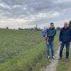 Erich Klas (rechts, mit auf dem Bild sind sein Neffe Michael und dessen Tochter) will auf einer Grünlandfläche westlich von Hechenwang (Hintergrund) eine Agri-PV-Anlage errichten.