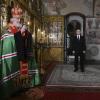 Der russische Präsident Wladimir Putin nimmt nach seiner Amtseinführung an einem Gebetsgottesdienst teil, der von Patriarch Kirill, Oberhaupt der orthodoxen Gläubigen in Russland, in der Verkündigungskathedrale des Kremls geleitet wird.  