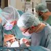 Mediziner bei einer Operation. Über 8.000 Patienten warten in Deutschland auf eine Organtransplantation. Es gibt zu wenige Spender. Eine Gruppe Abgeordneter will das jetzt ändern und jedem zum Spender machen.