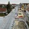 Hier wird bald fertig gepflastert. So sieht die Großbaustelle in der Bürgermeister-Wohlfarth-Straße in Königsbrunn von oben aus.