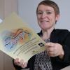 Simone Fischer, die Behindertenbeauftragte des Landes Baden-Württemberg, hat in ihrem Büro eine Broschüre zum Thema leichte Sprache in der Hand.