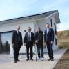 Bei der Eröffnung der rollstuhlgerechten Wohnung in Weinried (von links): Bürgermeister Günther Fuchs, CSU-Landtagsabgeordneter Klaus Holetschek, Markus Schneider und Landrat Alex Eder.