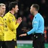 Dortmunds Mats Hummels diskutiert nach der Elfmeter-Entscheidung mit Schiedsrichter Srdjan Jovanovic.