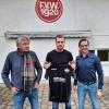 Sie freuen sich auf die Zusammenarbeit: Der Weißenhorner Vereinschef Rene Räpple, Manuel Strahler und der sportliche Leiter Werner Wetzel (von rechts)
