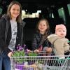 Die Finningerin Janine Stadler ist mit ihren Kindern losgezogen, um den Frühling in Form von Pflanzen nach Hause zu bringen.