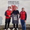 Die Fußball-Verantwortlichen der SG Reisensburg-Leinheim freuen sich auf die Zusammenarbeit mit dem künftigen Trainer Sven Seibold (Mitte).