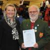 Adolf Bier erhielt im Rahmen des Frühjahrskonzerts der SGL Kapelle eine Auszeichnung für 70 Jahre aktives Musizieren. Überreicht wurde diese von Angela Ehinger, der Bezirksvorsitzenden des ASM Bezirk 15.