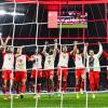 Die Spieler des FC Bayern München feiern den Einzug in Halbfinale der Champions League.