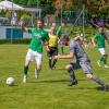 DJK-Spielertrainer Simon Knauer (links) suchte im Spiel seiner Stotzarder gegen Weg durch die Abwehr des SV Ried mit Michael Stiller.