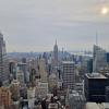 Auf dem höchsten Gebäude des Rockefeller Centers, dem 30 Rock, sieht man ganz New York, auf Augenhöhe mit den größten Wolkenkratzern. Mit der Attraktion "The Beam" geht es jetzt sogar noch ein bisschen höher hinaus.