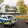 Ein Einsatzfahrzeug der Polizei steht vor der Waldbachschule in Offenburg.