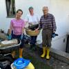 Das Haus von Erwin Drexl und seiner Familie in Wertingen ist vom Hochwasser betroffen. Der 84-Jährige ist dankbar für jede Hilfe. Ihn unterstützen unter anderem Doris von Mengden (links) und Stefanie John-Regler (Mitte).
