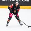 Daniel Schmölz von Deutschland spielt den Puck.