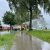 Die Wiese vor dem Feuerwehrhaus in Schwabmünchen stand am Samstag unter Wasser. Einsatzkräfte pumpten ab.