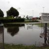 So hoch steht das Wasser auf dem Rasen vor dem Segmüller-Markt, dass es bis zu den Brückenplanken reicht.